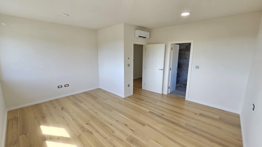 Ljust sovrum med luftkonditionering