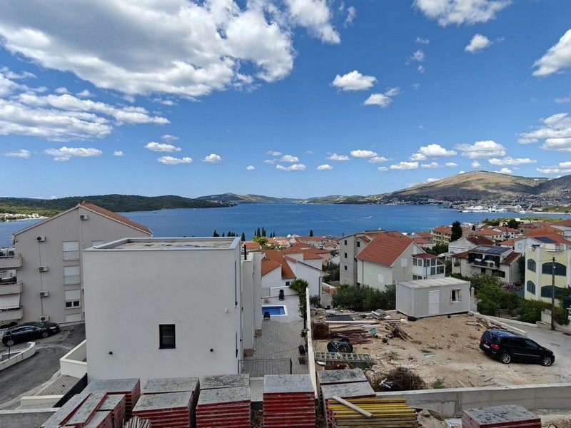 Vardagsrum i en av de högkvalitativa lägenheterna.