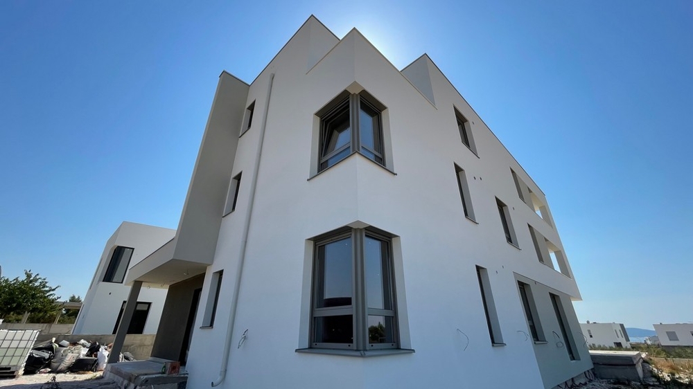 Fasad av modernt bostadshus med hörnfönster i Vodice - fastighet A3577.