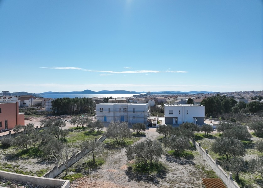 Flygfoto över läget i Vodice med utsikt över havet och öarna - fastighet A3577.