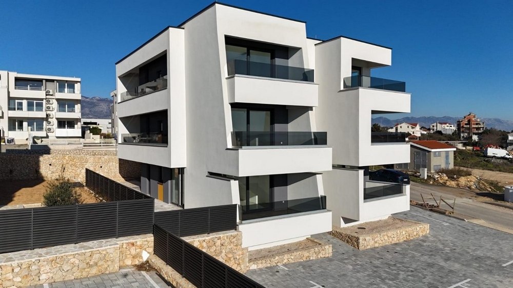 Modernt bostadsområde med balkonger och parkeringsplatser