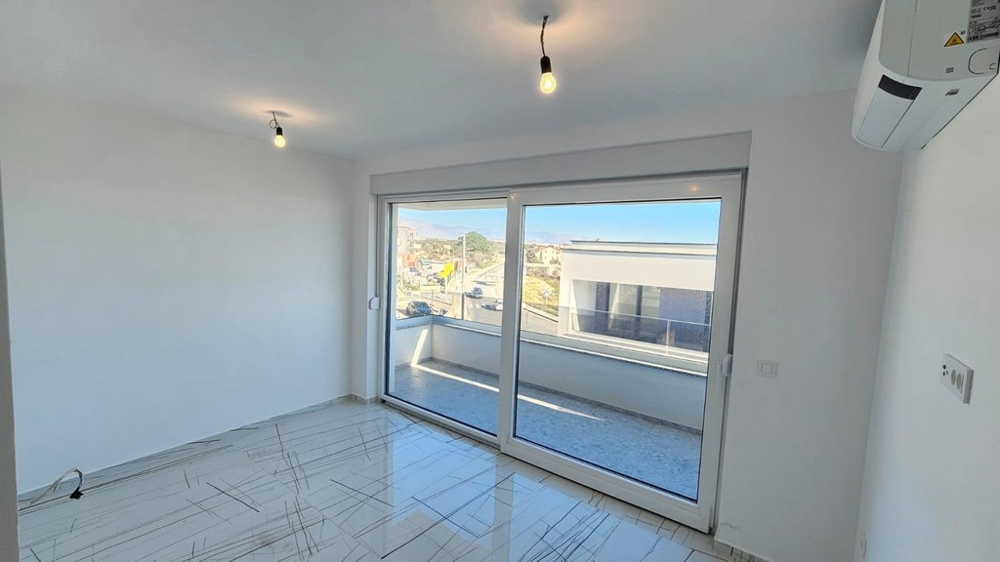 Andra sovrummet med tillgång till balkong och utsikt över bostadsområdet