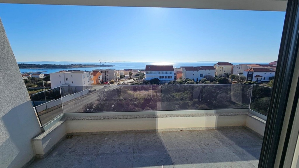 Terrass och havsutsikt över lägenhet A3581, som är till salu på ön Pag i staden Novalja.