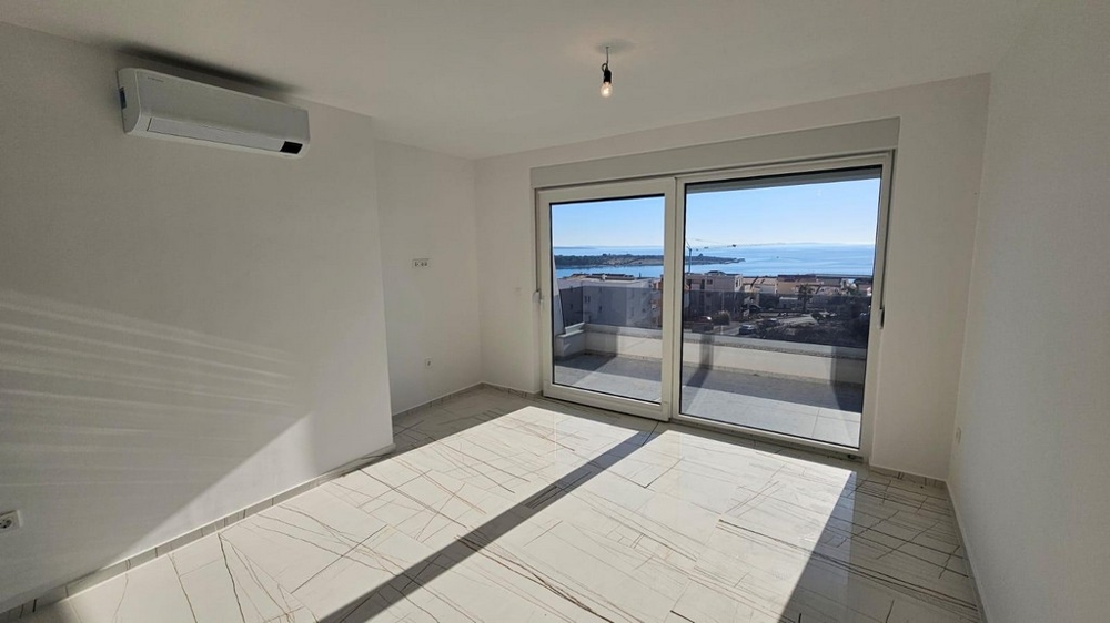 Sovrum med panoramafönster och havsutsikt