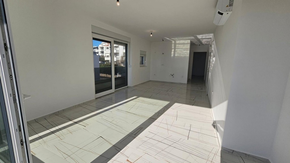 Rymligt vardagsrum med modern kakeldesign