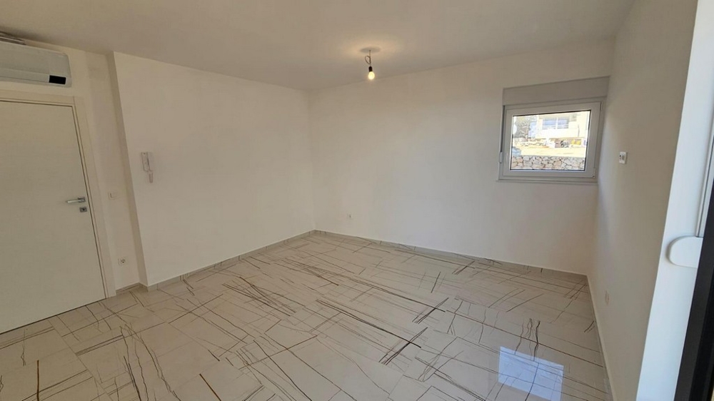 Rymligt sovrum med fönster och luftkonditionering