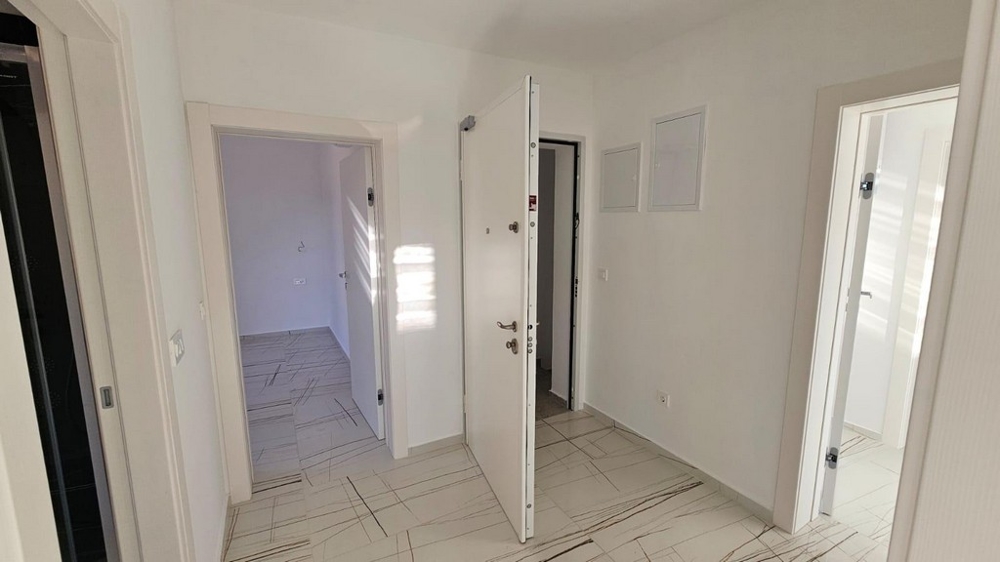 Hall med vit entrédörr och tillgång till övriga rum