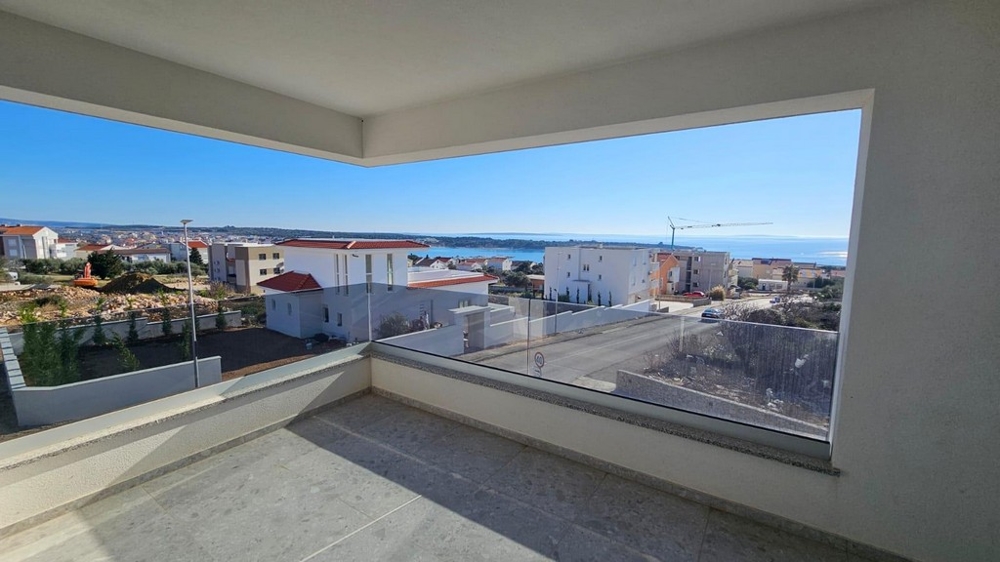 Rymlig och täckt terrass med utsikt över Novalja och havet.