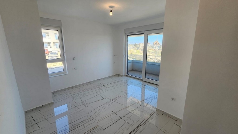 Sovrum med utgång till balkong och stora fönster