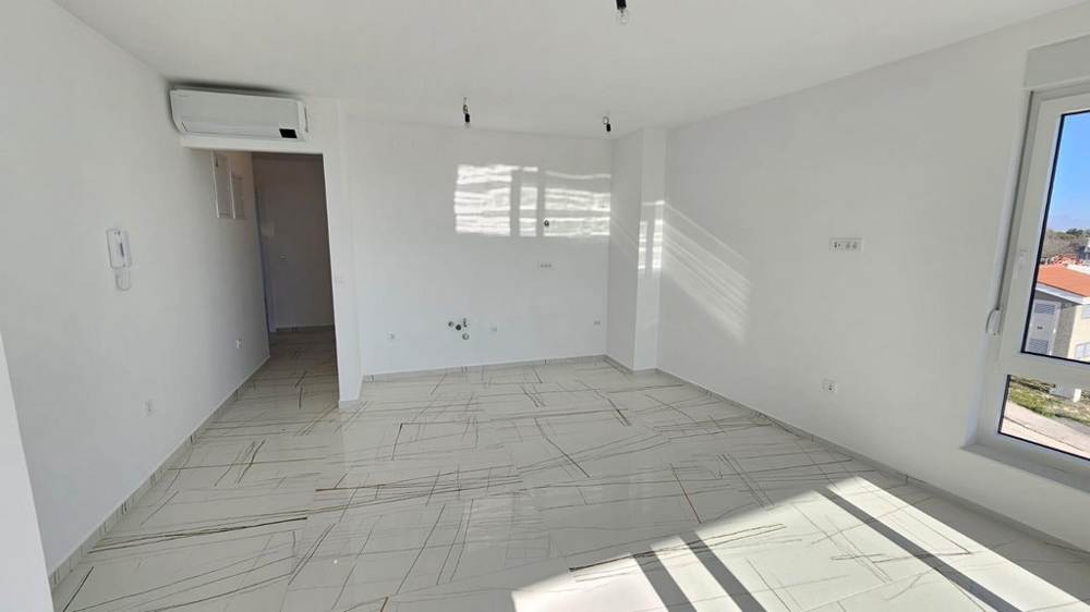 Modernt vardagsrum med luftkonditionering och mycket dagsljus