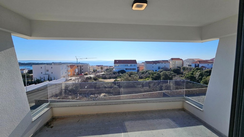 Täckt terrass med havsutsikt över fastighet A3585 i Kroatien.