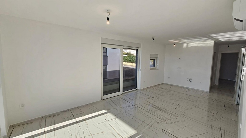 Modernt vardagsrum med marmorgolv och tillgång till terrass