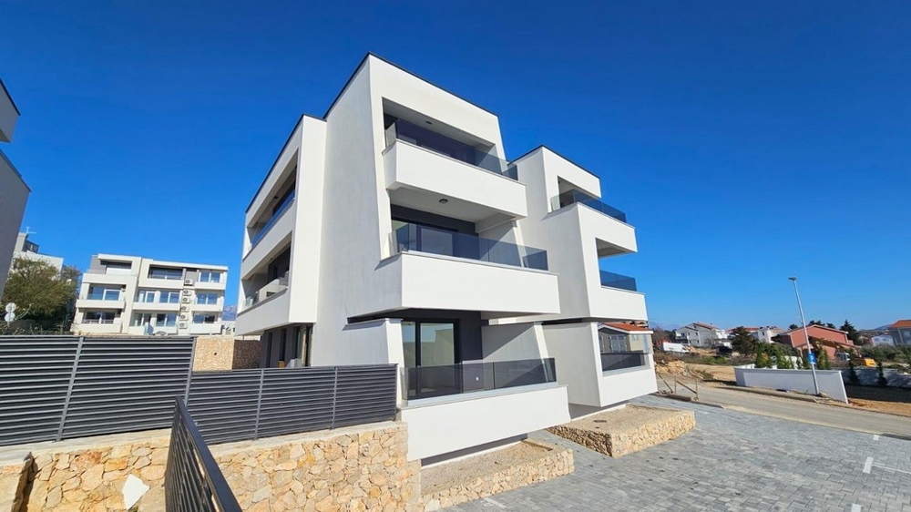 Lägenheten på bottenvåningen i denna moderna nybyggnad är till salu.