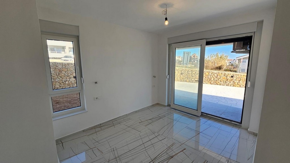 Sovrummet har utsikt över området utanför.