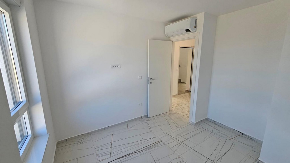 Ljus kakel i det luftkonditionerade sovrummet.