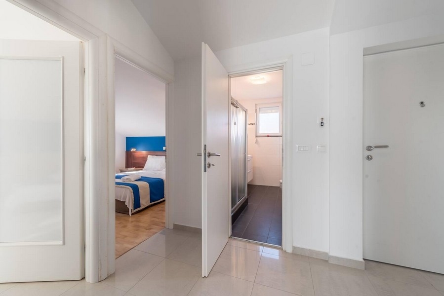 Hall med tillgång till sovrum och badrum