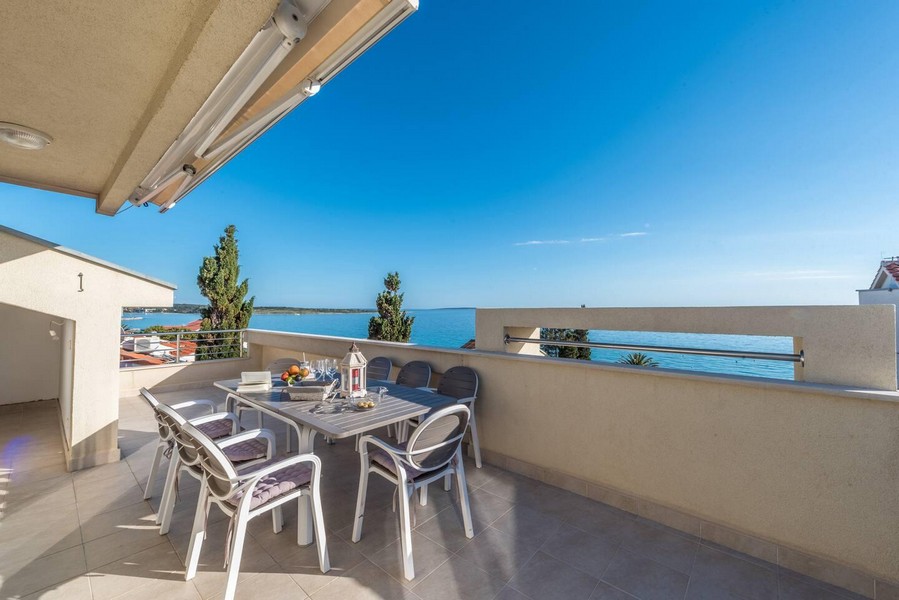 Havsutsikt från takterrassen på lägenhet A3591 i Novalja, ön Pag.
