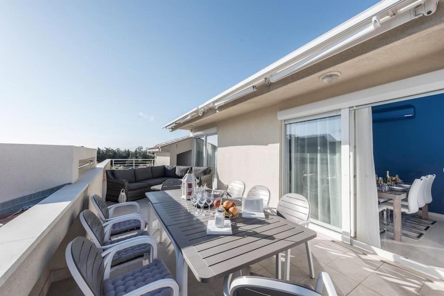 Rymlig takterrass på fastighet A3591 i Kroatien.