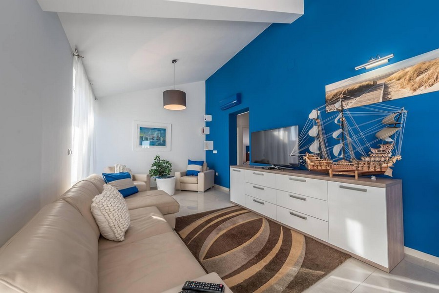 Mysigt vardagsrum med stor soffa och TV