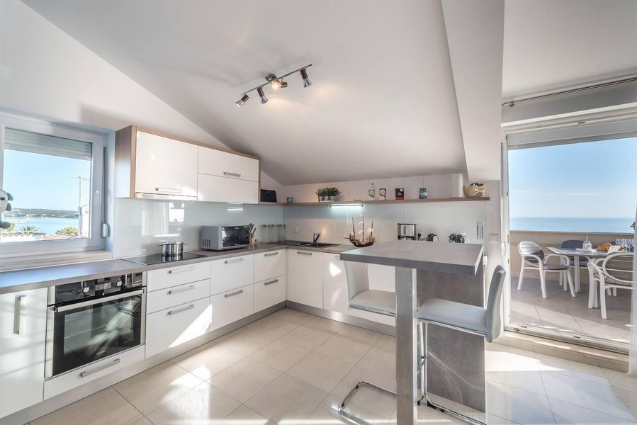 Modernt kök med havsutsikt och tillgång till terrassen