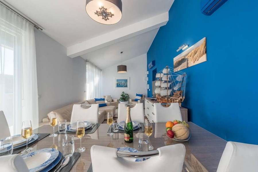 Matplats med dukat bord och utsikt över vardagsrummet