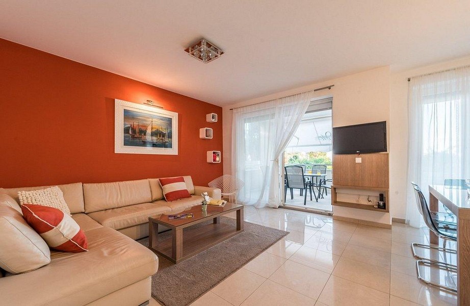 Ljust vardagsrum med utgång till altan