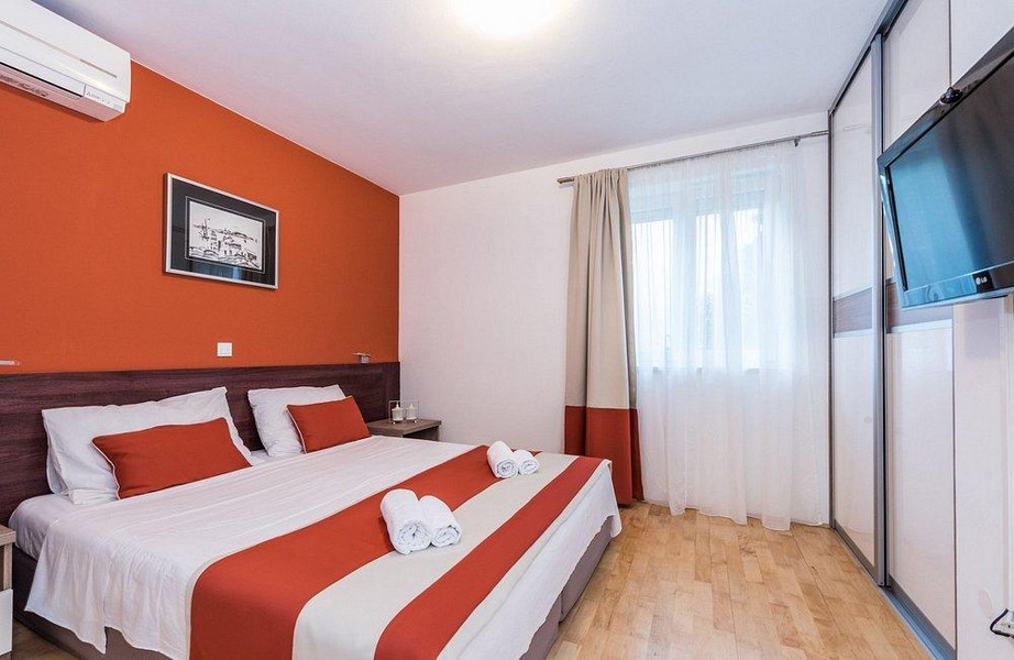 Sovrum med dubbelsäng och inbyggd garderob