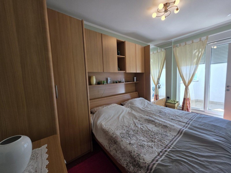 Master bedroom med inbyggd garderob och tillgång till balkong