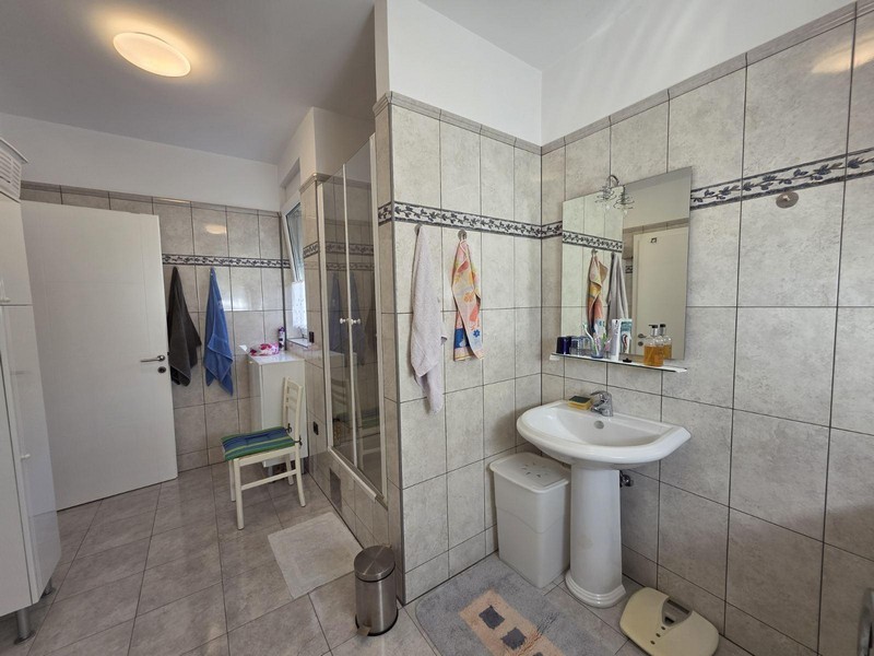 Modernt badrum med spegel och handfat