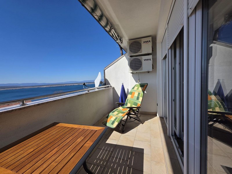 Terrass med vacker havsutsikt - fastighet A3596 i Dramalj.
