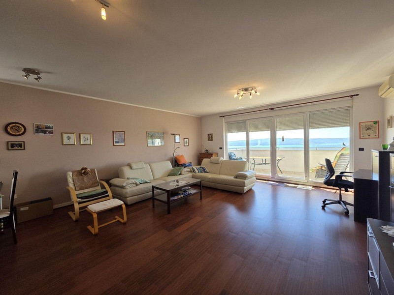 Vardagsrum med utgång till balkong och panoramautsikt över havet