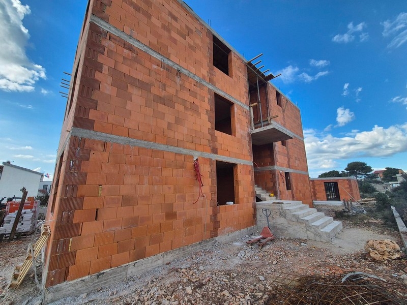 Bakifrån av skalet med trappa och oputsade väggar