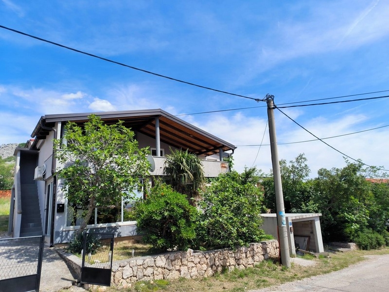 Lägenhet A3600 i Karlobag ligger på övervåningen i denna fastighet.