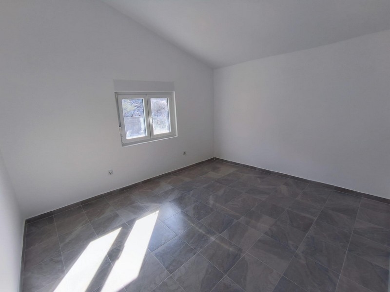 Ljust rum med klinkergolv och fönster