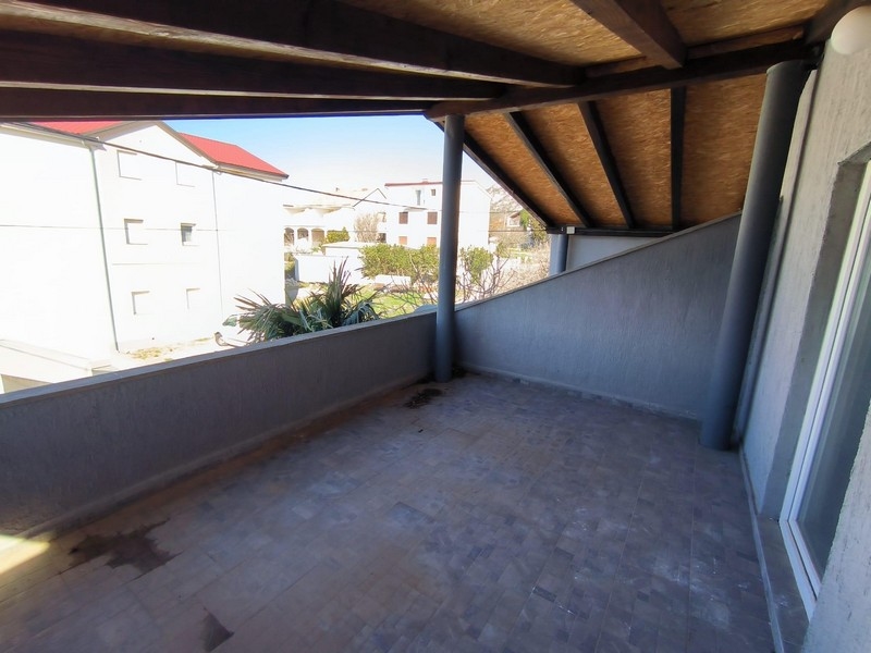 Inglasad balkong med utsikt över bostadsområdet