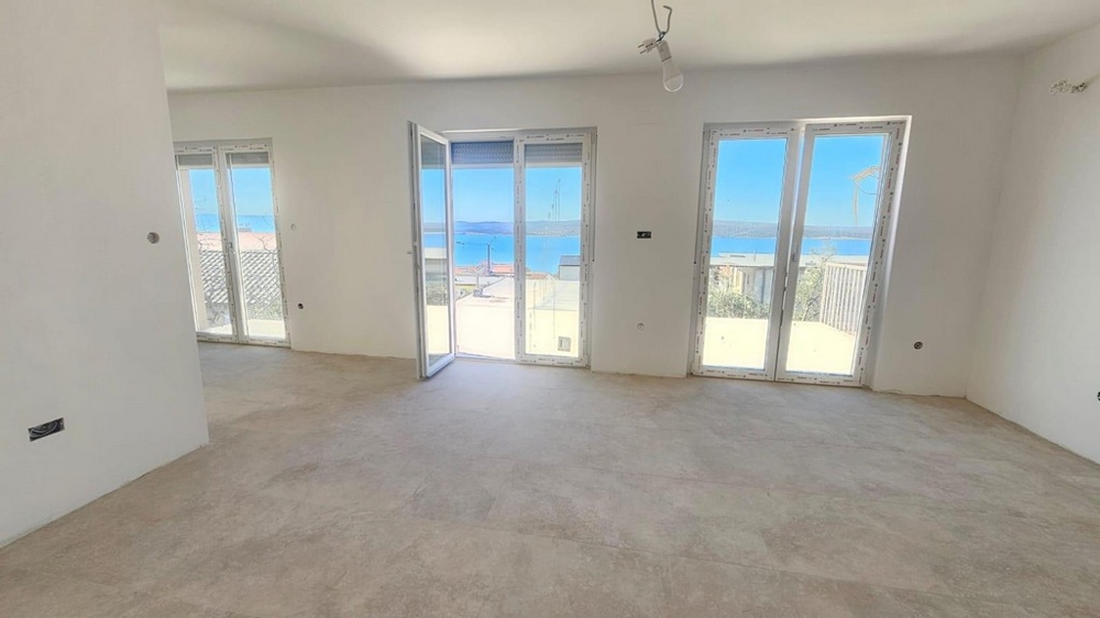 Ljust vardagsrum i lägenhet A3604 med vacker havsutsikt.