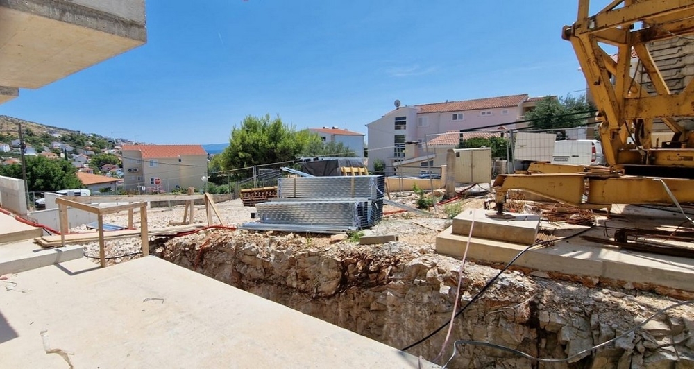 Byggfas med utsikt mot havet - Ciovo Island.