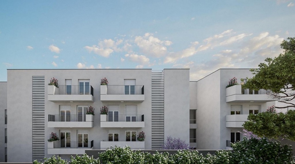 Baksidan av ny byggnad med balkonger