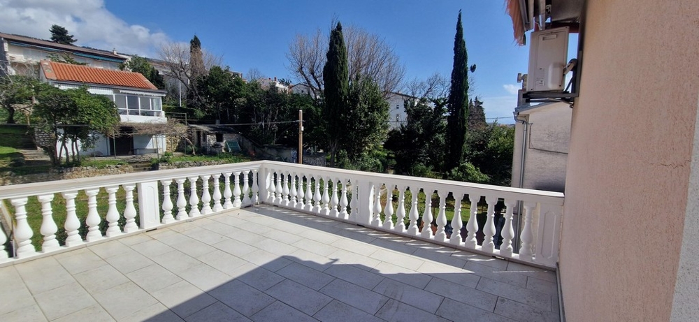 Stor terrass med utsikt över grönskan