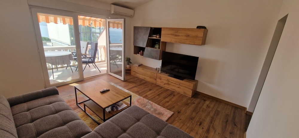 Modernt inrett och luftkonditionerat vardagsrum.