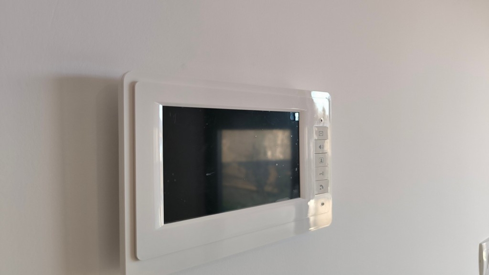 Video intercom på väggen