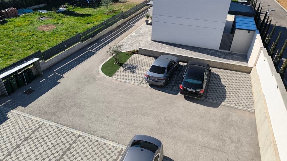 Parkeringsplatser utomhus framför byggnaden