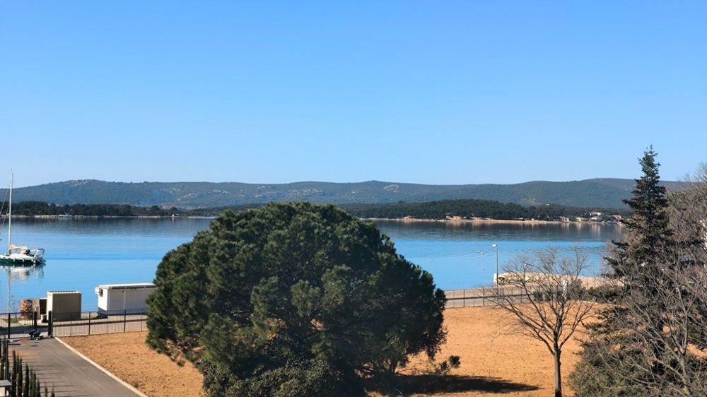 Lägenheten ligger bara några meter från havet.