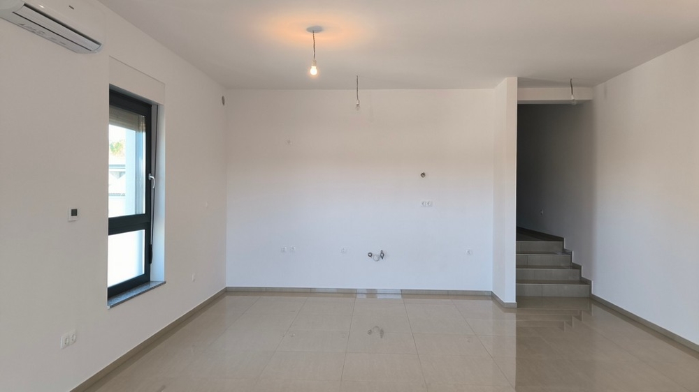 Ljust vardagsrum med luftkonditionering