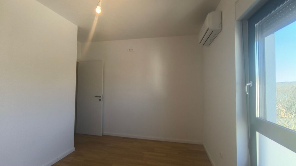 Sovrum med luftkonditionering och fönster