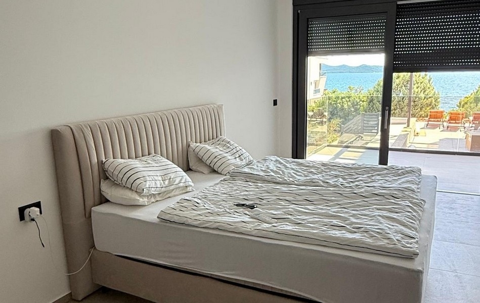 Sovrum med havsutsikt och tillgång till terrassen