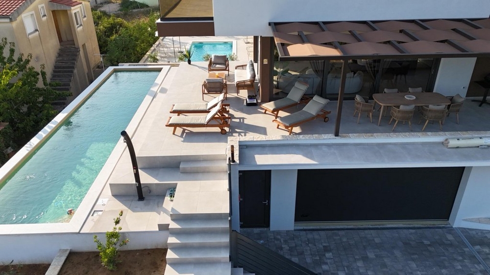 Stor solterrass med pool och havsutsikt