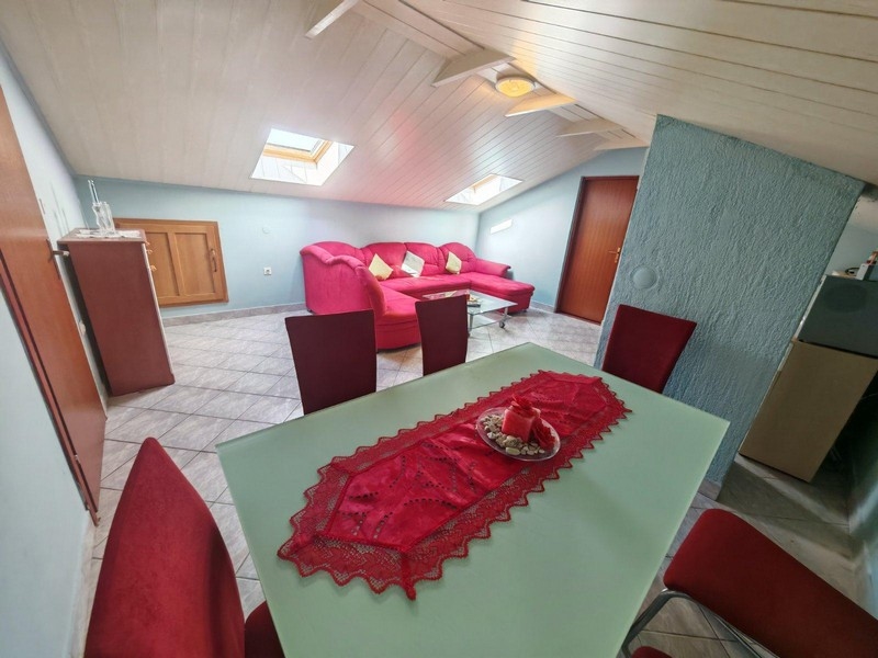 Matplats och vardagsrum i lägenhet A3621 i Kroatien.