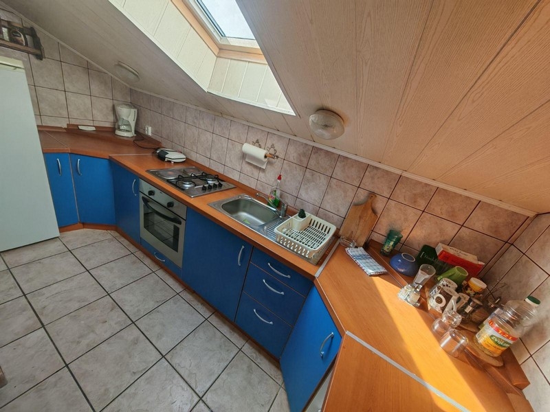 Kök med blå fronter och takfönster