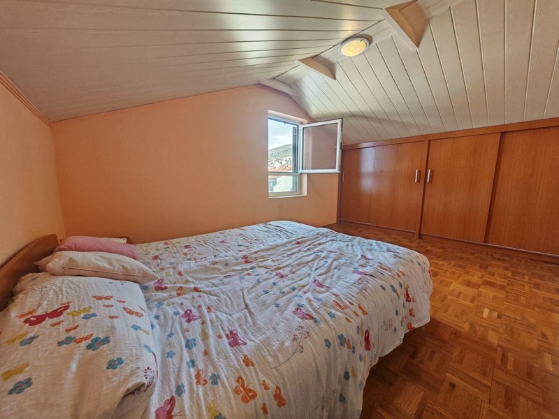 Sovrum med dubbelsäng och inbyggd garderob